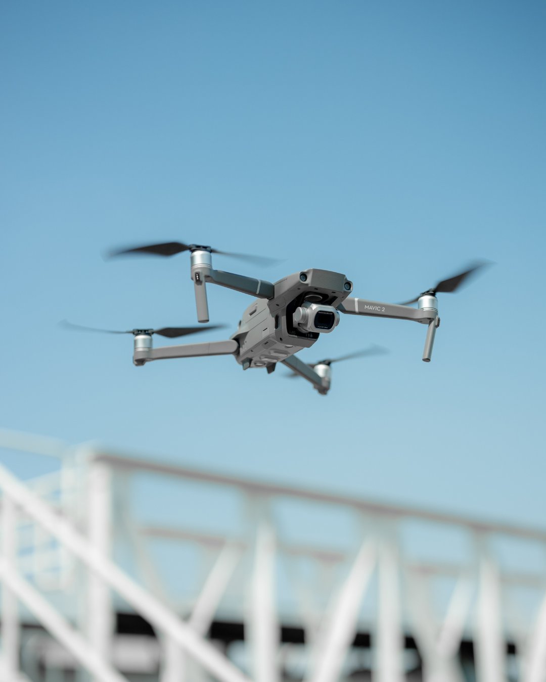 Drone em inspeção de estrutura — GENIA